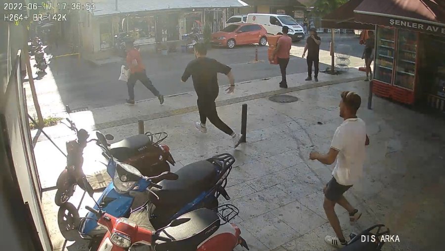 Kadınların Görüntü Ve Fotoğraflarını Çektiği İddia Edilen Şüpheliye Meydan Dayağı