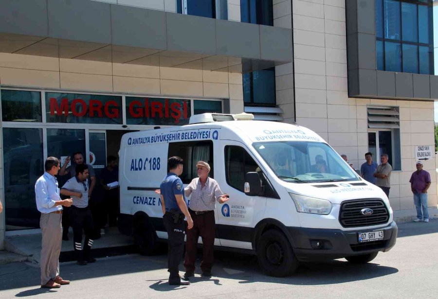 Cinnet Getiren Babanın Öldürdüğü Anne İle 2 Çocuğunun Cenazesi Morgdan Alındı