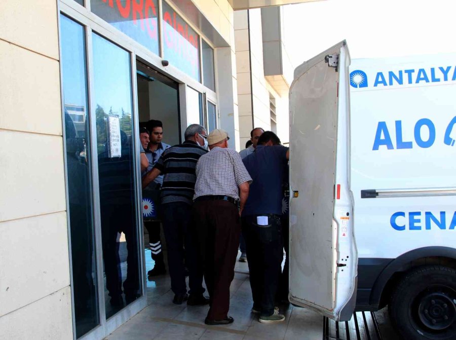 Cinnet Getiren Babanın Öldürdüğü Anne İle 2 Çocuğunun Cenazesi Morgdan Alındı