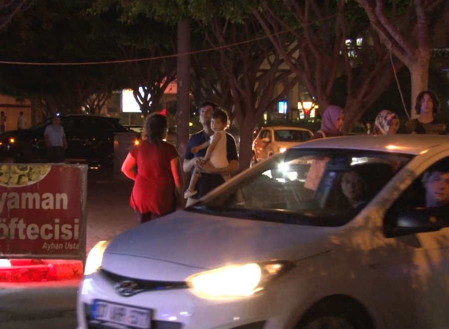 Berber Dükkanındaki Yangın Apartman Sakinlerini Sokağa Döktü