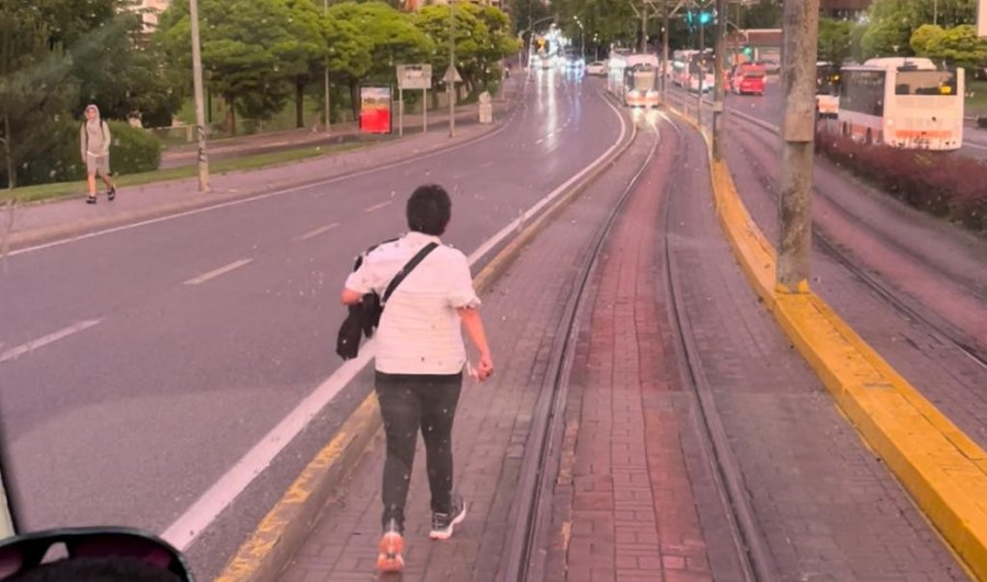 Kayganlaşan Yolda Zor Anlar Yaşayan Vatmana Meslektaşı Yardım Etti