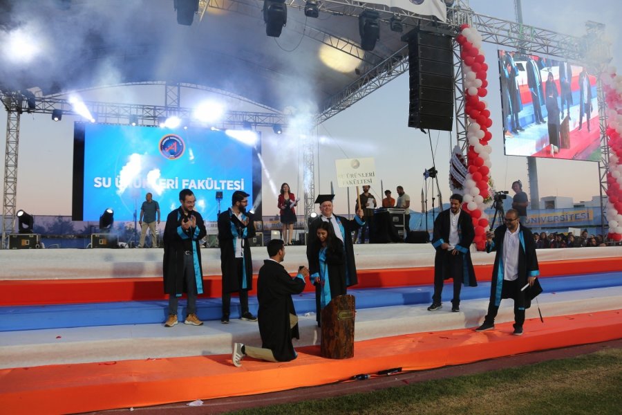 Fakülte Birincisi Genç Kıza Yaş Kütüğüne Plaket Çakarken Hayatının Sürprizi