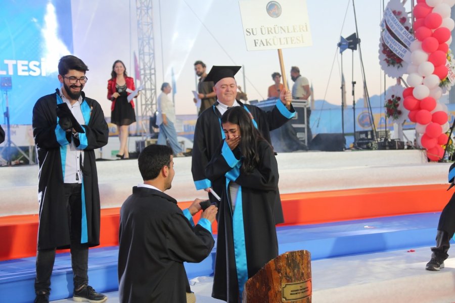 Fakülte Birincisi Genç Kıza Yaş Kütüğüne Plaket Çakarken Hayatının Sürprizi