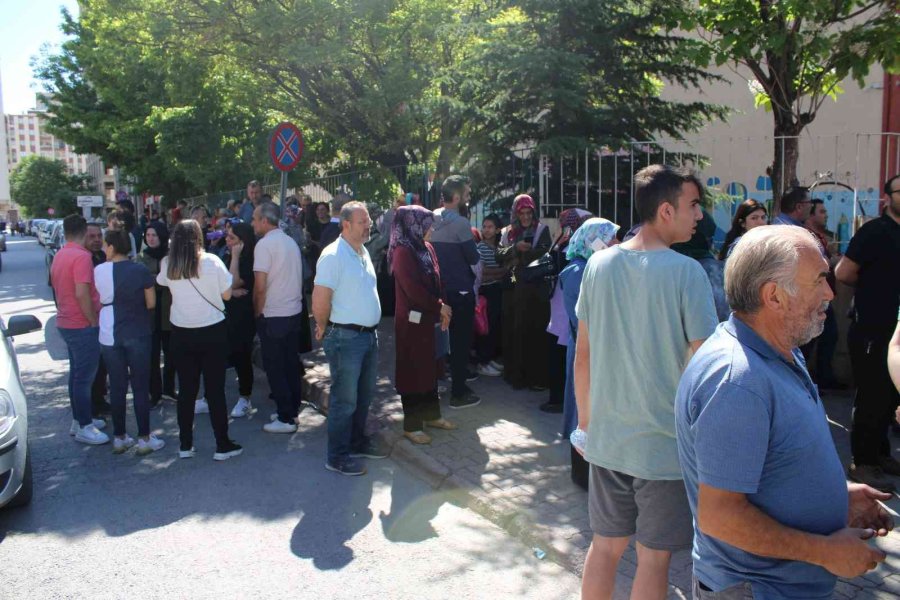 Öğrenciler İçeride Veliler Dışarda Ter Döktü