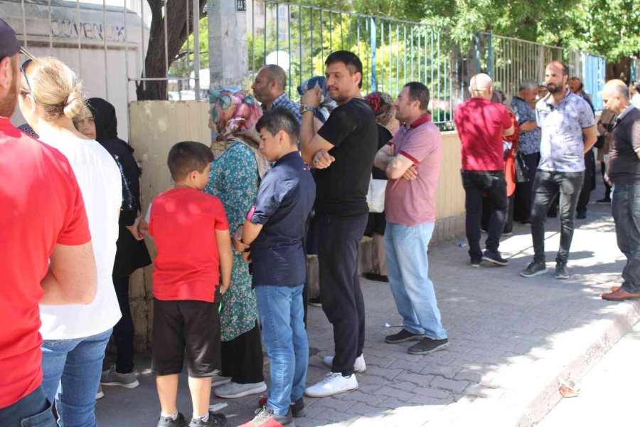 Öğrenciler İçeride Veliler Dışarda Ter Döktü