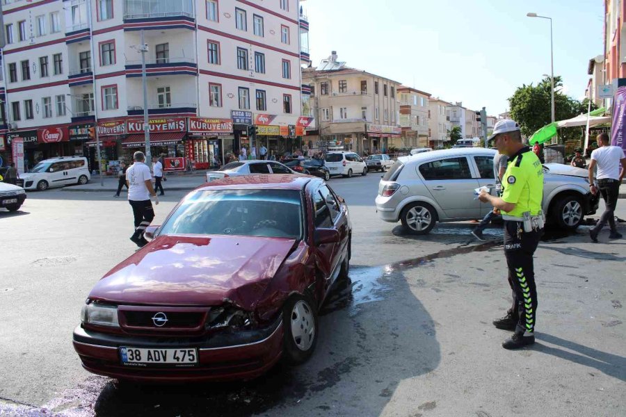 Otomobiller Çarpıştı: 2 Yaralı