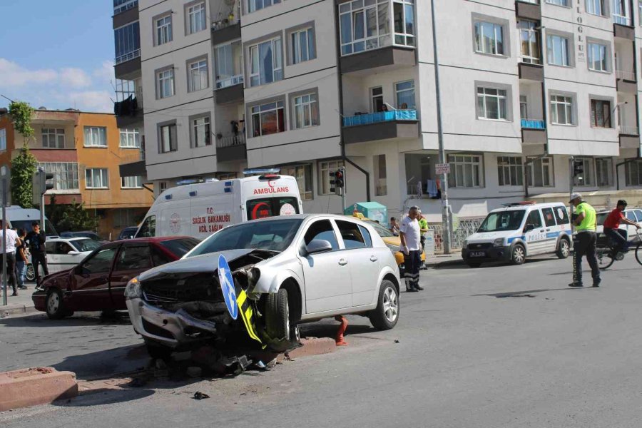 Otomobiller Çarpıştı: 2 Yaralı