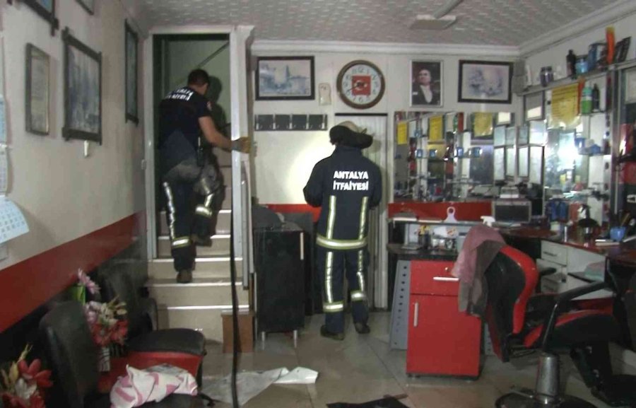 Berber Dükkanındaki Yangın Apartman Sakinlerini Sokağa Döktü
