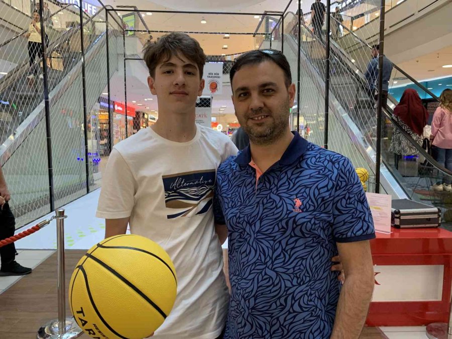 Babalar Ve Çocukları Şut Yarışında