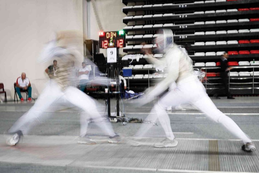 Avrupa Eskrim Şampiyonası Antalya’da, Heyecan Dolu Müsabakalarla Devam Ediyor