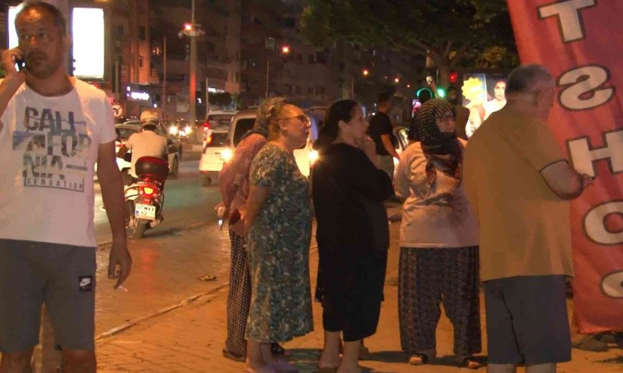 Berber Dükkanındaki Yangın Apartman Sakinlerini Sokağa Döktü