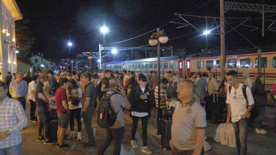 Devrilen Yük Treni Nedeniyle Mahsur Kalan Yolcular Kayseri’den Aktarma İle Gönderildi