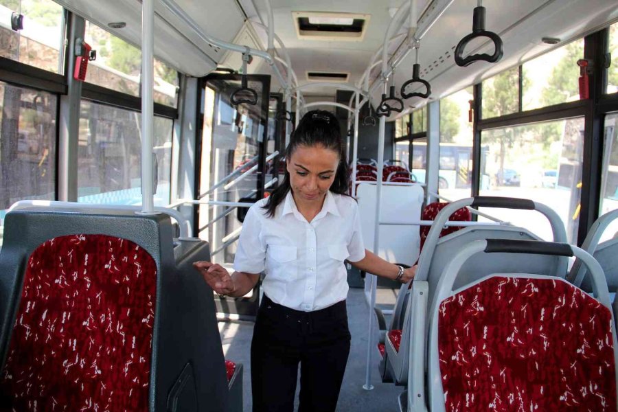 Erkeklerin Tepkisine Rağmen, Mesleğini 9 Yıldır Başarıyla Yapıyor