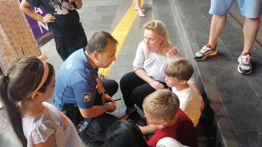 Polis Elinden Tuttuğu Kayıp Rus Çocukla Manavgat Caddelerinde Ailesini Aradı