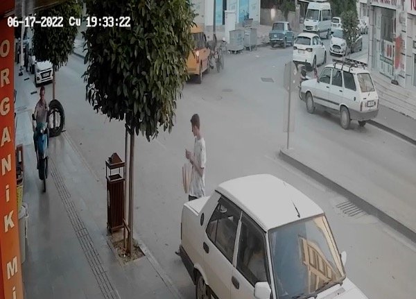 Antalya’da Ters Yönden Yola Çıkan Ticari Taksi Motosiklet Sürücüsünün Ölümle Burun Buruna Getiedi