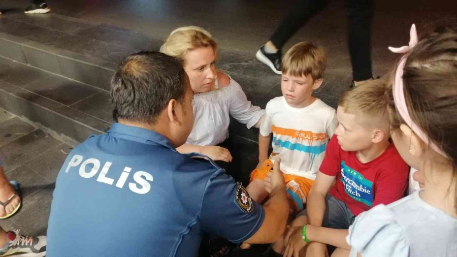 Polis Elinden Tuttuğu Kayıp Rus Çocukla Manavgat Caddelerinde Ailesini Aradı