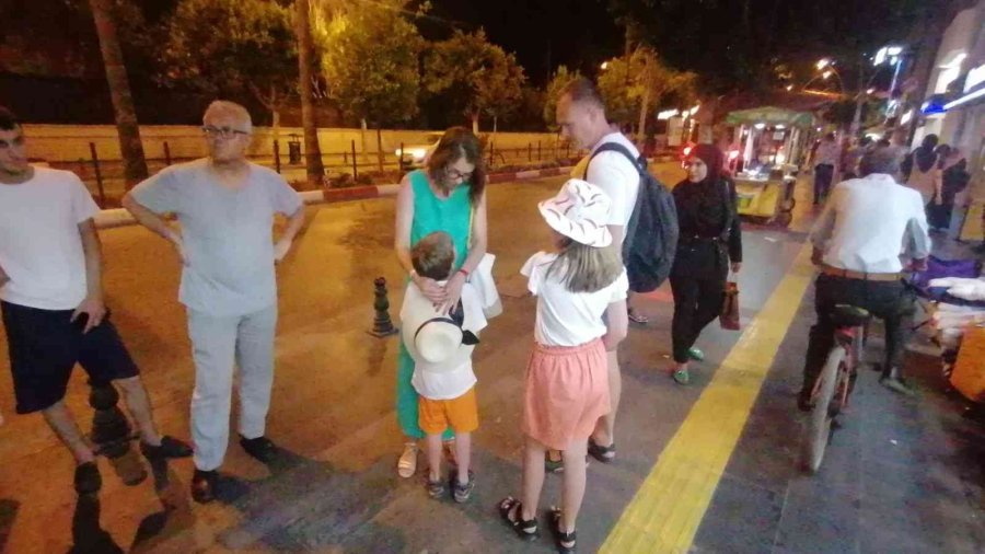 Polis Elinden Tuttuğu Kayıp Rus Çocukla Manavgat Caddelerinde Ailesini Aradı