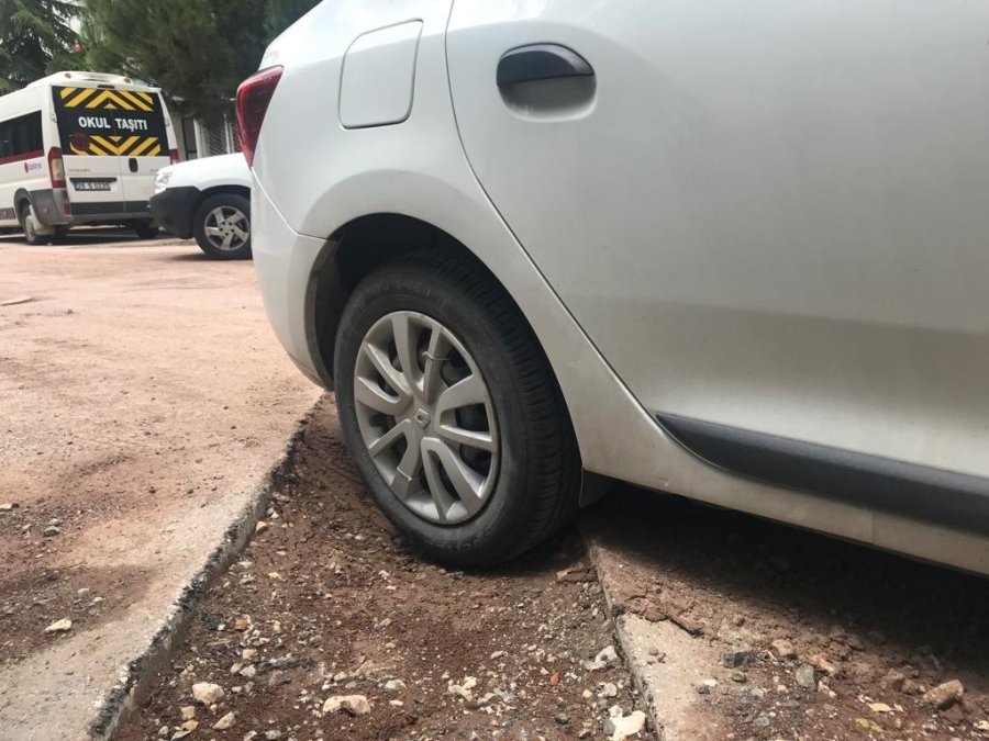 Yolu Kesen Çukur Araç Sürücülerinin Korkulu Rüyası Oluyor