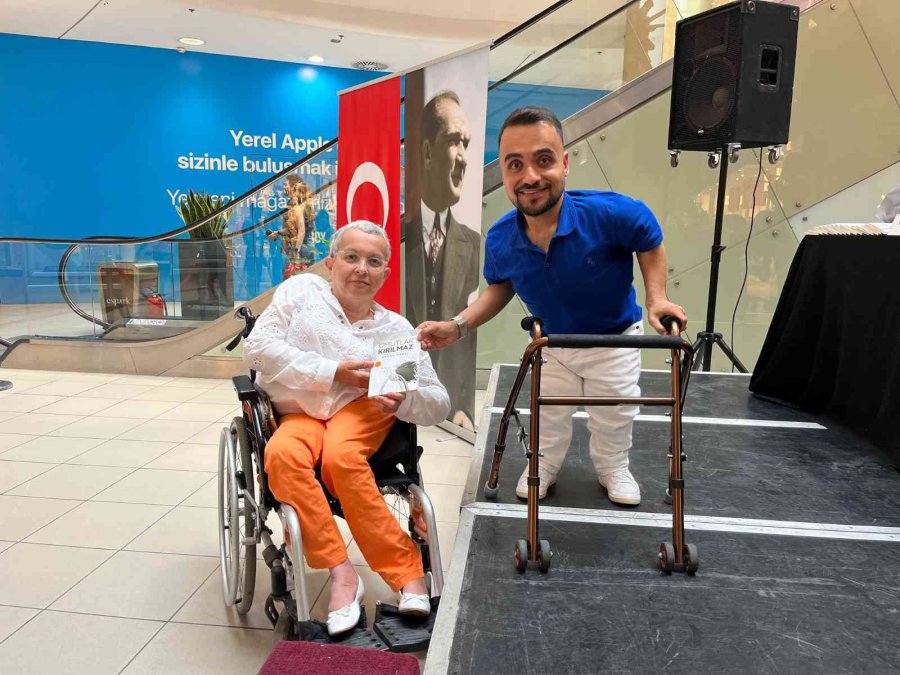 “umutlar Kırılmaz”ın Yazarı Sakçı Sevenleriyle İmza Etkinliğinde Bir Araya Geldi