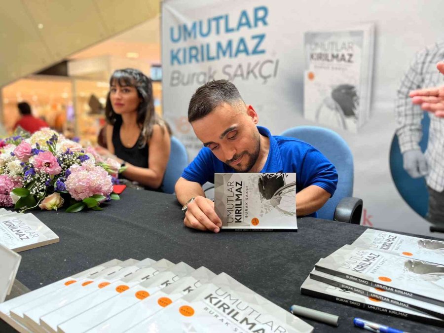 “umutlar Kırılmaz”ın Yazarı Sakçı Sevenleriyle İmza Etkinliğinde Bir Araya Geldi