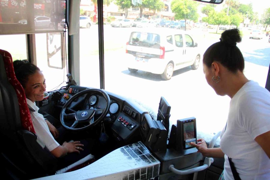 Erkeklerin Tepkisine Rağmen, Mesleğini 9 Yıldır Başarıyla Yapıyor