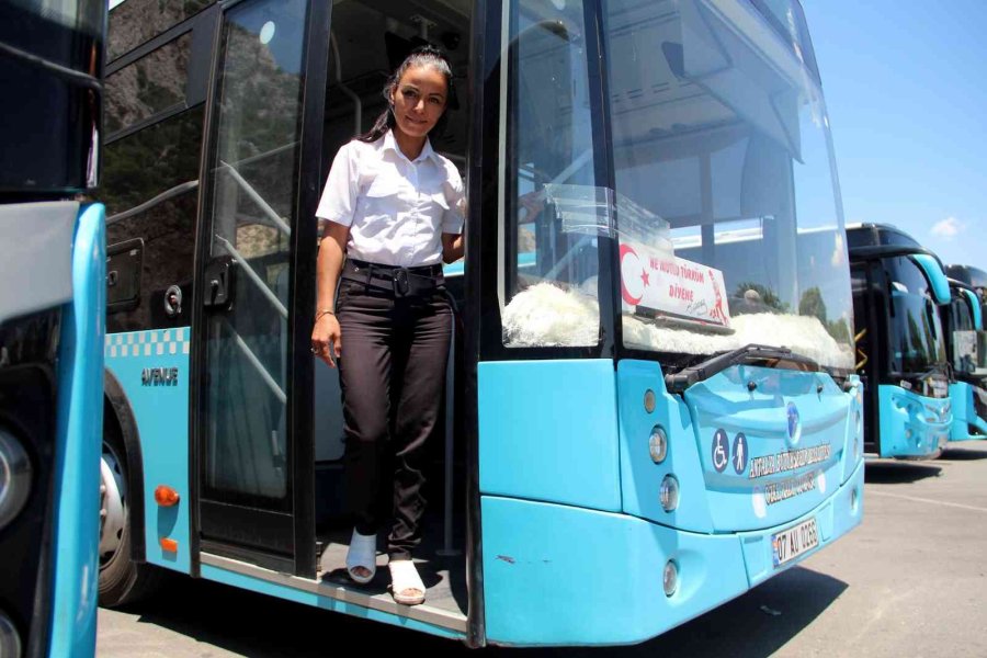 Erkeklerin Tepkisine Rağmen, Mesleğini 9 Yıldır Başarıyla Yapıyor