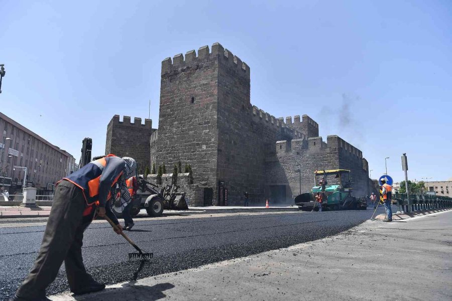 Büyükşehirden Günde 500 Ton Asfalt