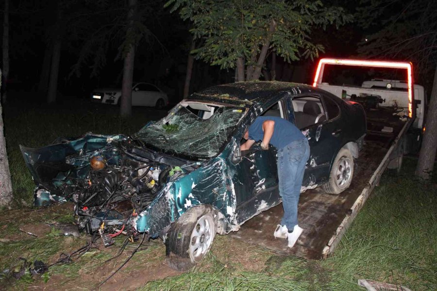 Kontolden Çıkan Otomobil Bahçeye Uçtu: 1 Ağır Yaralı