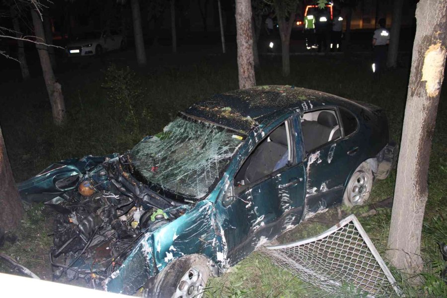 Kontolden Çıkan Otomobil Bahçeye Uçtu: 1 Ağır Yaralı