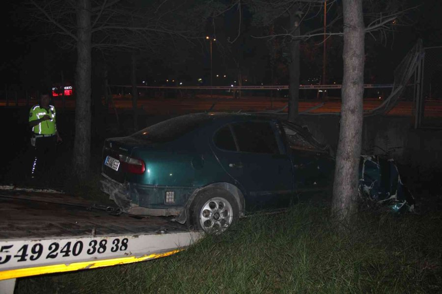 Kontolden Çıkan Otomobil Bahçeye Uçtu: 1 Ağır Yaralı