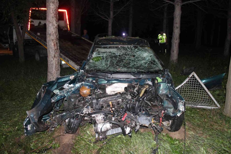 Kontolden Çıkan Otomobil Bahçeye Uçtu: 1 Ağır Yaralı