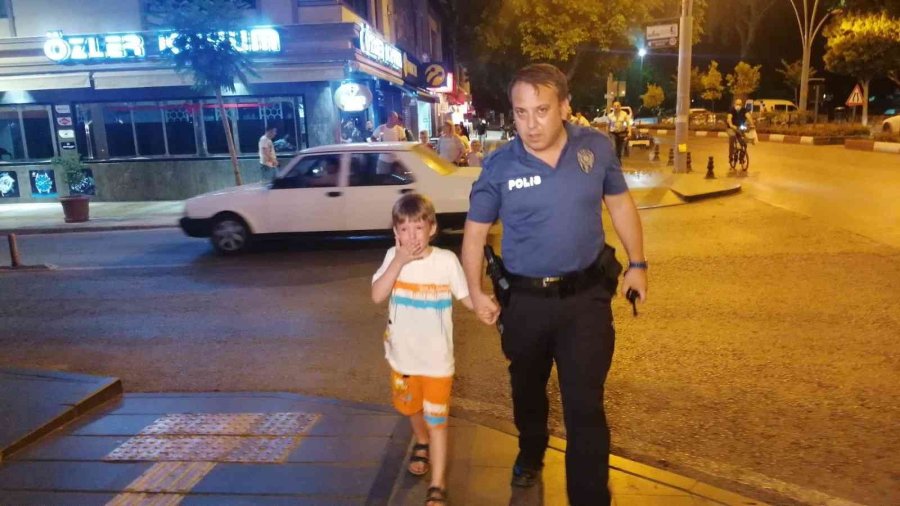 Polis Elinden Tuttuğu Kayıp Rus Çocukla Manavgat Caddelerinde Ailesini Aradı