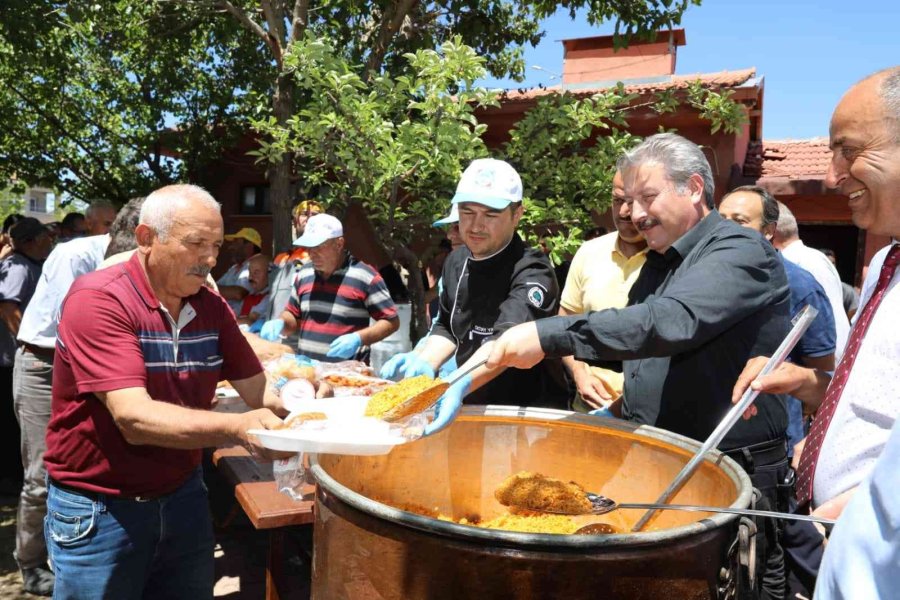 Turan Mahallesi’nde ’şükür Duası’ Yapılarak Pilav İkram Edildi