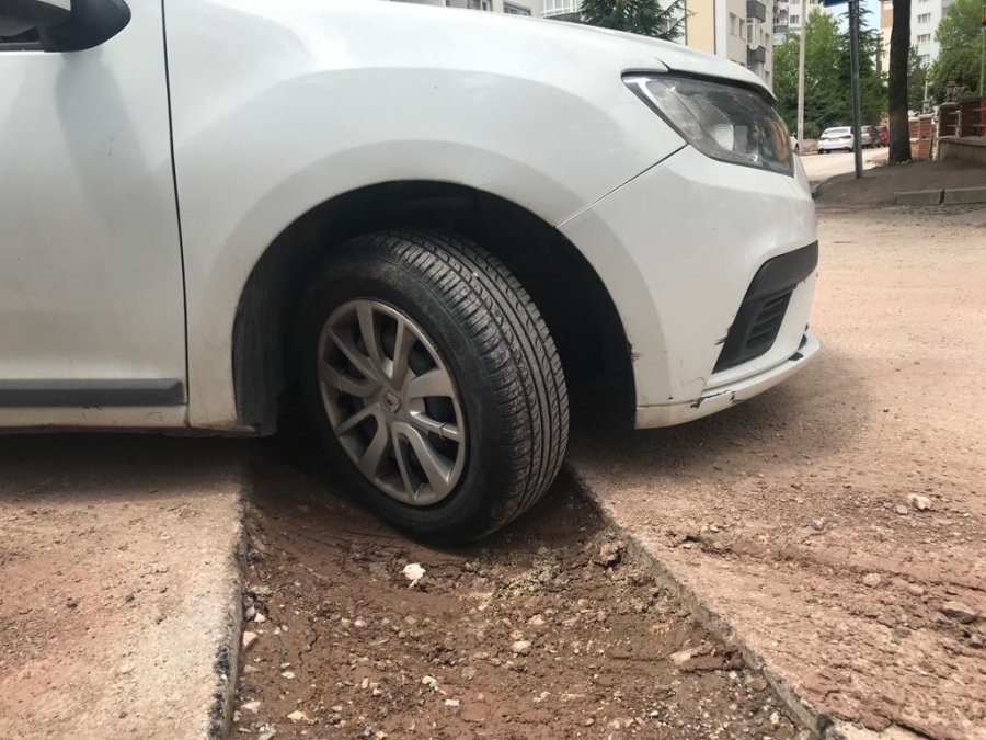 Yolu Kesen Çukur Araç Sürücülerinin Korkulu Rüyası Oluyor