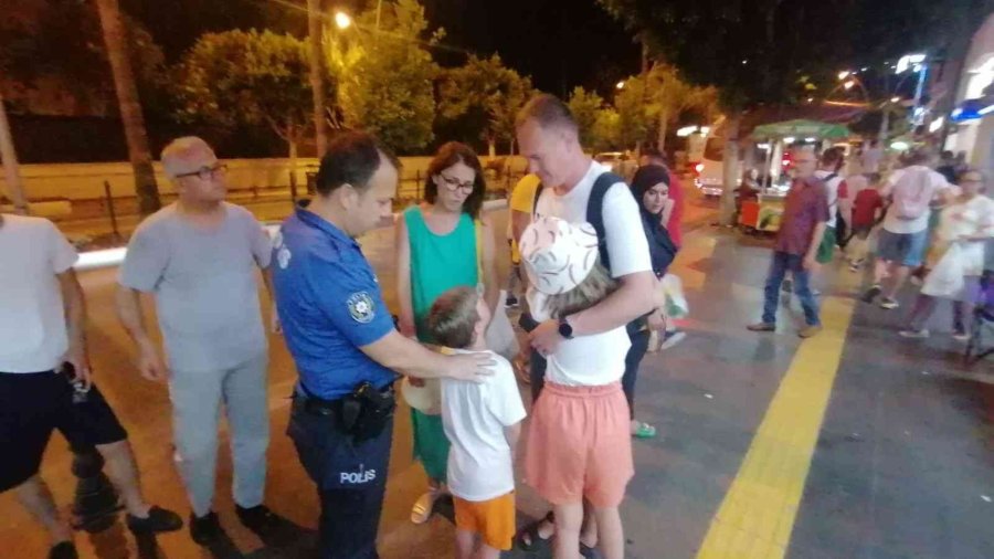 Polis Elinden Tuttuğu Kayıp Rus Çocukla Manavgat Caddelerinde Ailesini Aradı
