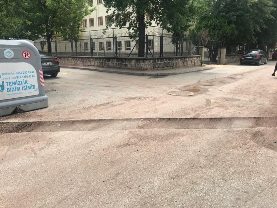 Yolu Kesen Çukur Araç Sürücülerinin Korkulu Rüyası Oluyor