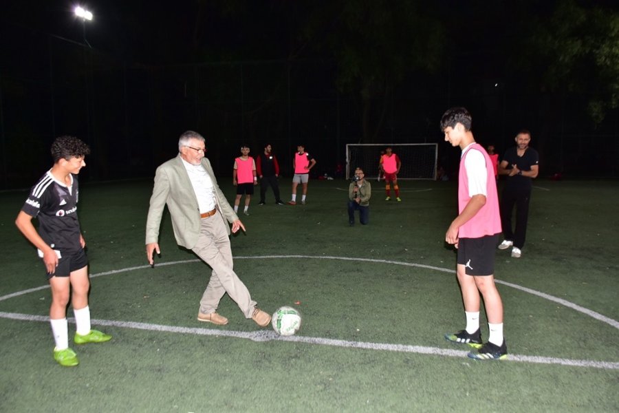 Başkan Bozkurt Gençlerle Halı Saha Maçında Buluştu