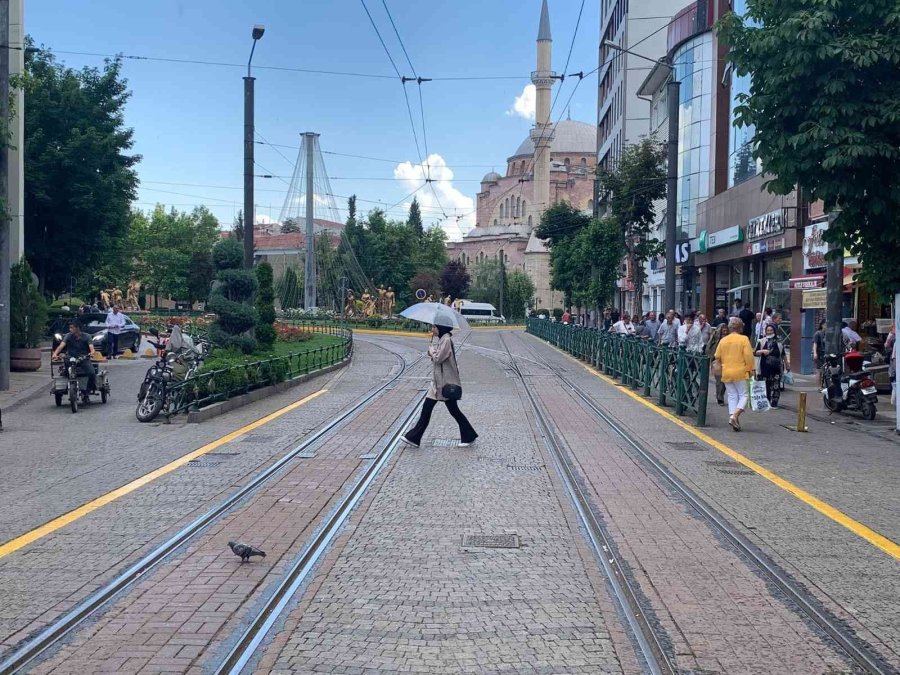 Eskişehirliler Yaz Ayında Şemsiyeleri Çıkardı