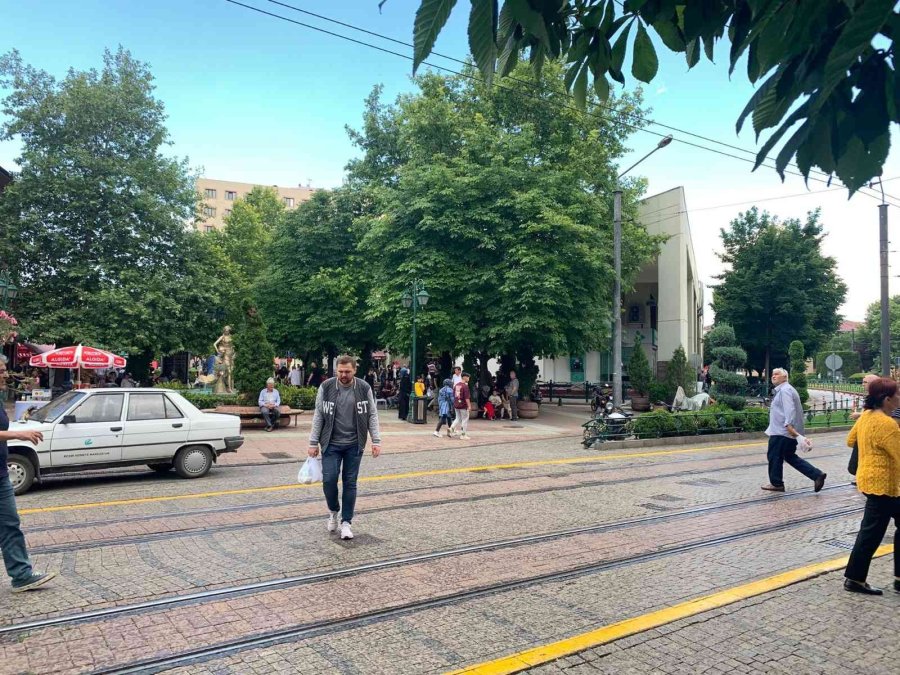 Eskişehirliler Yaz Ayında Şemsiyeleri Çıkardı