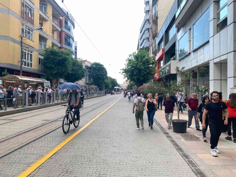 Eskişehirliler Yaz Ayında Şemsiyeleri Çıkardı