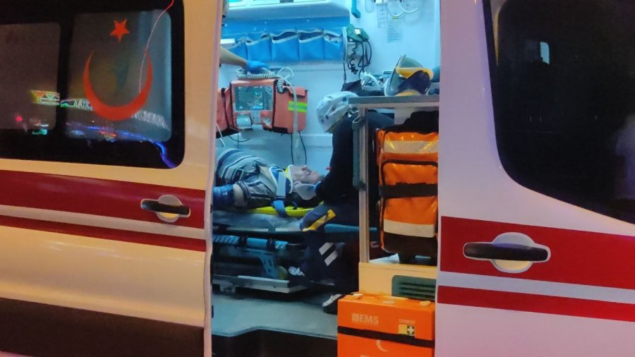 Ana Caddeye Kontrolsüz Çıkıp Kamyonete Çarptı, Olay Yerinden Kaçtı :1 Yaralı