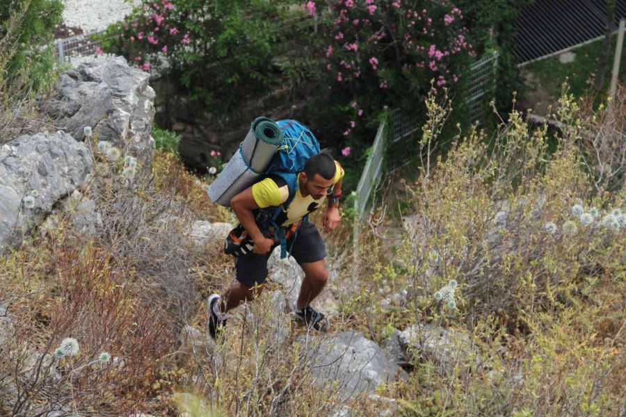 Üç Yıl Önce Çıktığı Dağda Mahsur Kalan Gencin Yaşadıkları Hayatını Değiştirdi