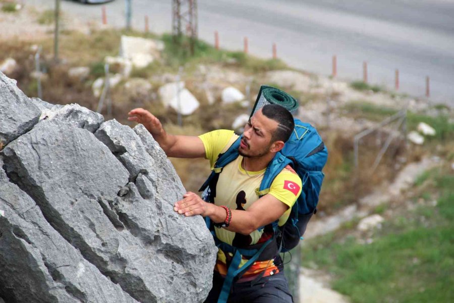Üç Yıl Önce Çıktığı Dağda Mahsur Kalan Gencin Yaşadıkları Hayatını Değiştirdi