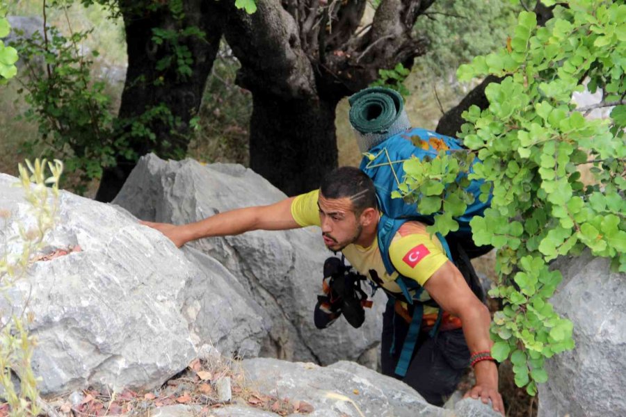 Üç Yıl Önce Çıktığı Dağda Mahsur Kalan Gencin Yaşadıkları Hayatını Değiştirdi