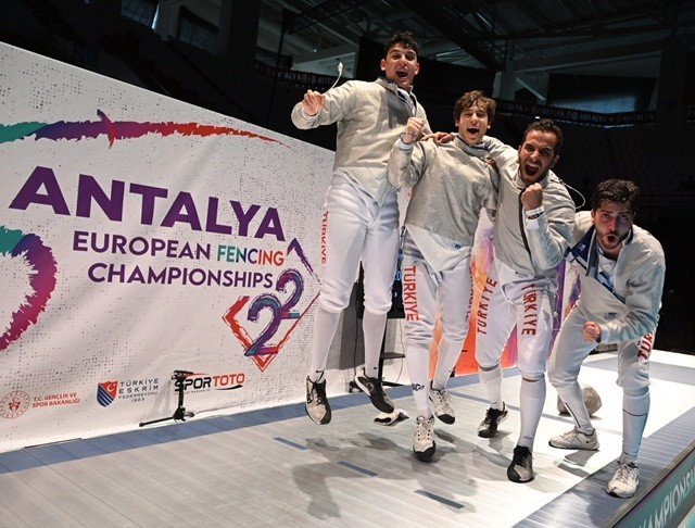 Erkekler Kılıç Takımından Tarihi Avrupa Derecesi