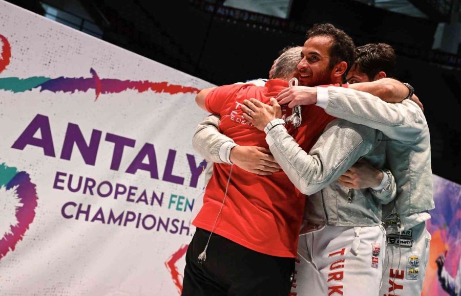 Erkekler Kılıç Takımından Tarihi Avrupa Derecesi