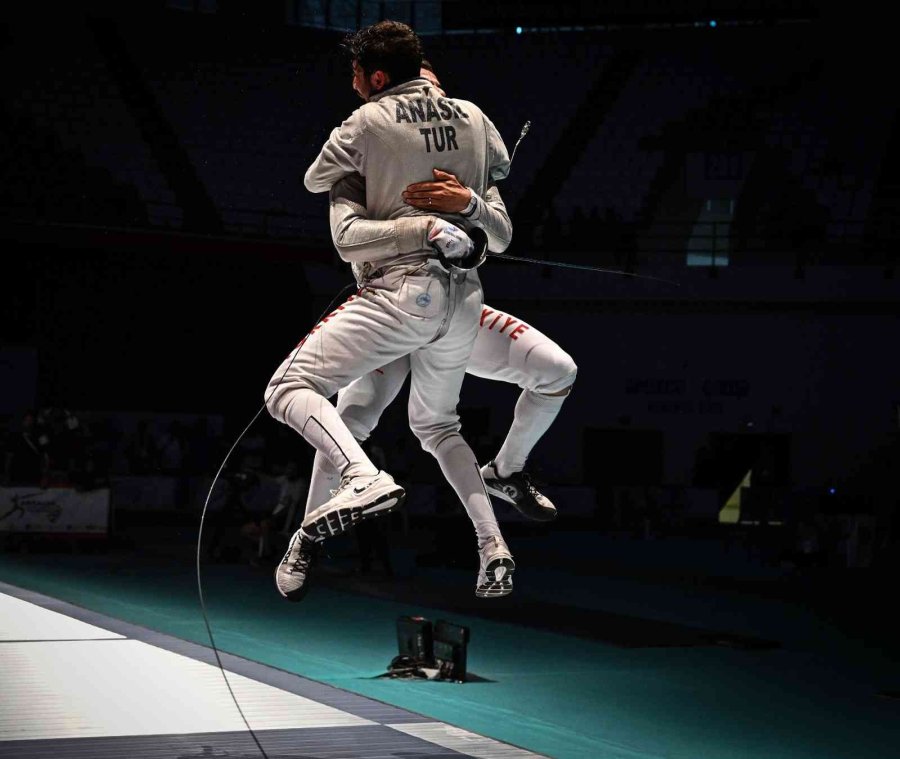 Erkekler Kılıç Takımından Tarihi Avrupa Derecesi