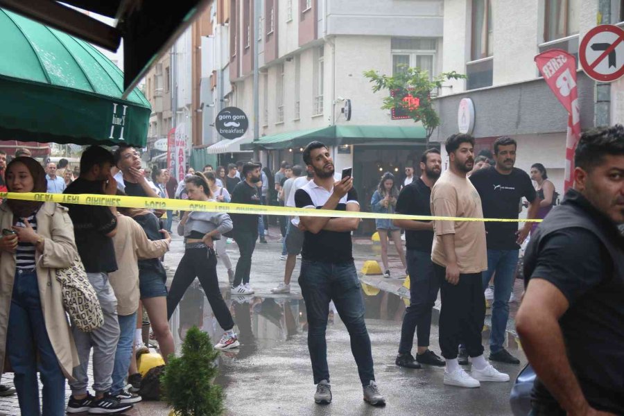 Sağanak Sonrası Apartman Çatısına Düşen Yıldırım Yangın Çıkardı