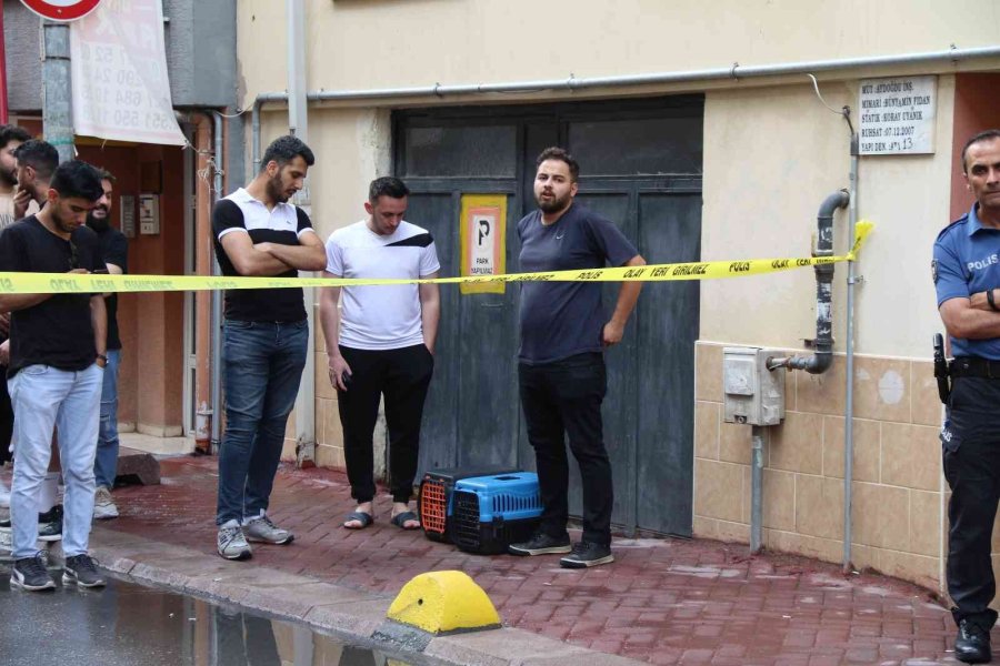 Sağanak Sonrası Apartman Çatısına Düşen Yıldırım Yangın Çıkardı