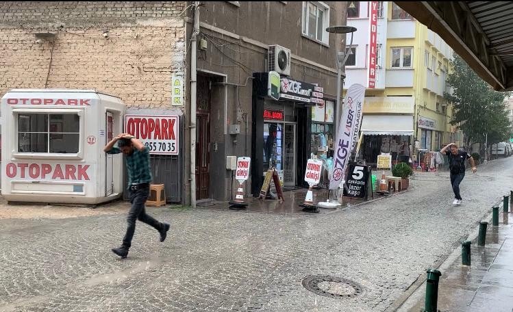 Eskişehir’de Ceviz Büyüklüğünde Dolu Etkili Oldu